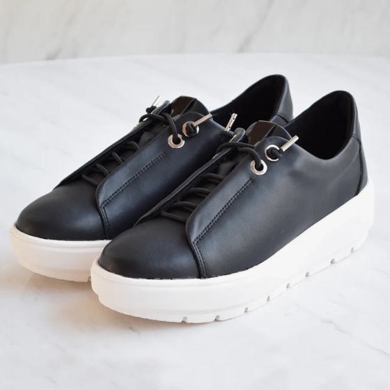 ゴムレースアップスニーカー