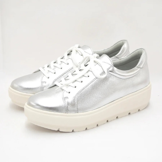 レースアップレザースニーカー